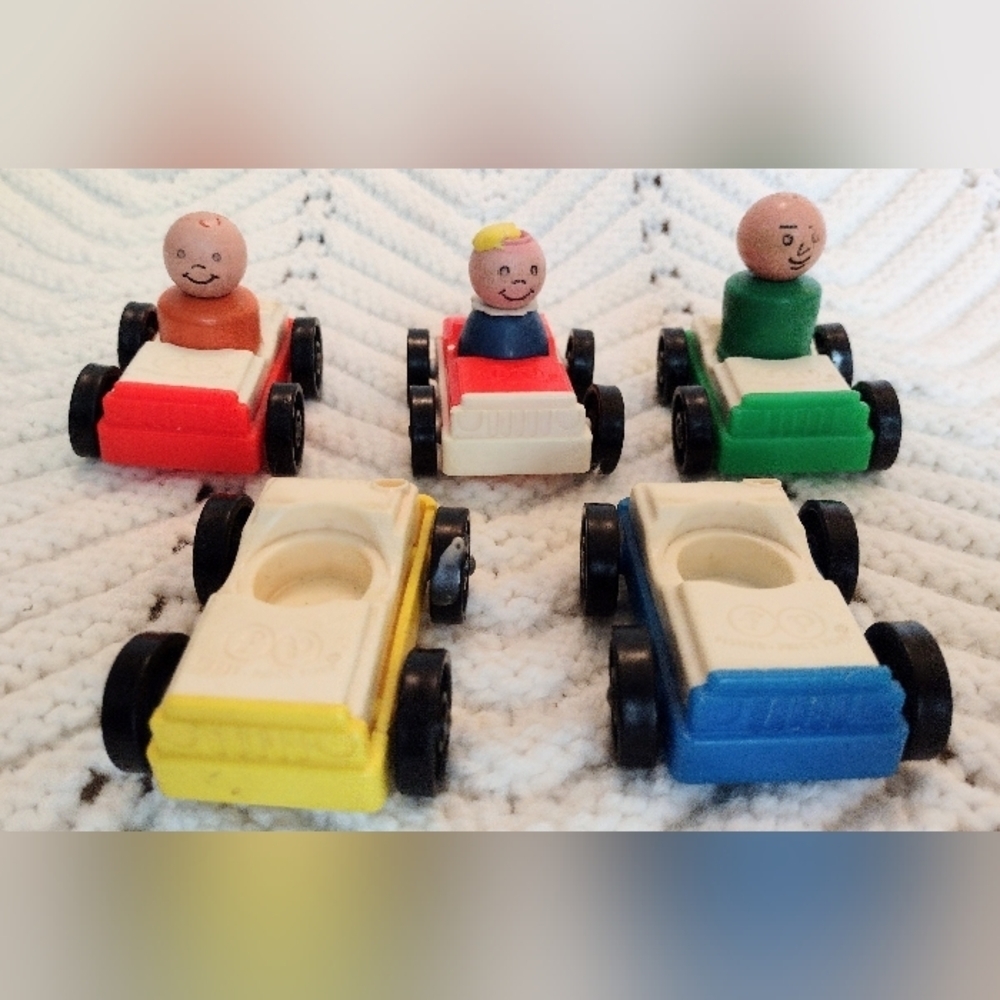 Vintage Fisher Price  Little People #930 Family Action Garage 5 Cars 3 Wood Ppl